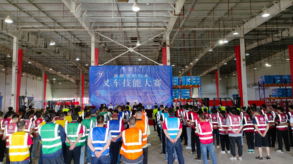 2024年新疆仓配行业叉车技能巅峰对决： 安全与效率并重，工匠精神闪耀赛场
